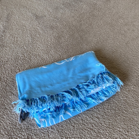 O’Neill blue and white wrap. Size 60” x 45” in excellent condition - Picture 7 of 8